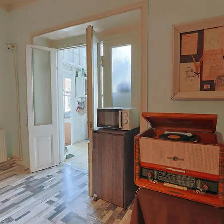 Leon Rooms-3
